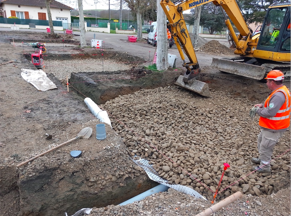 travaux d’aménagement sur une place, Le Fossat