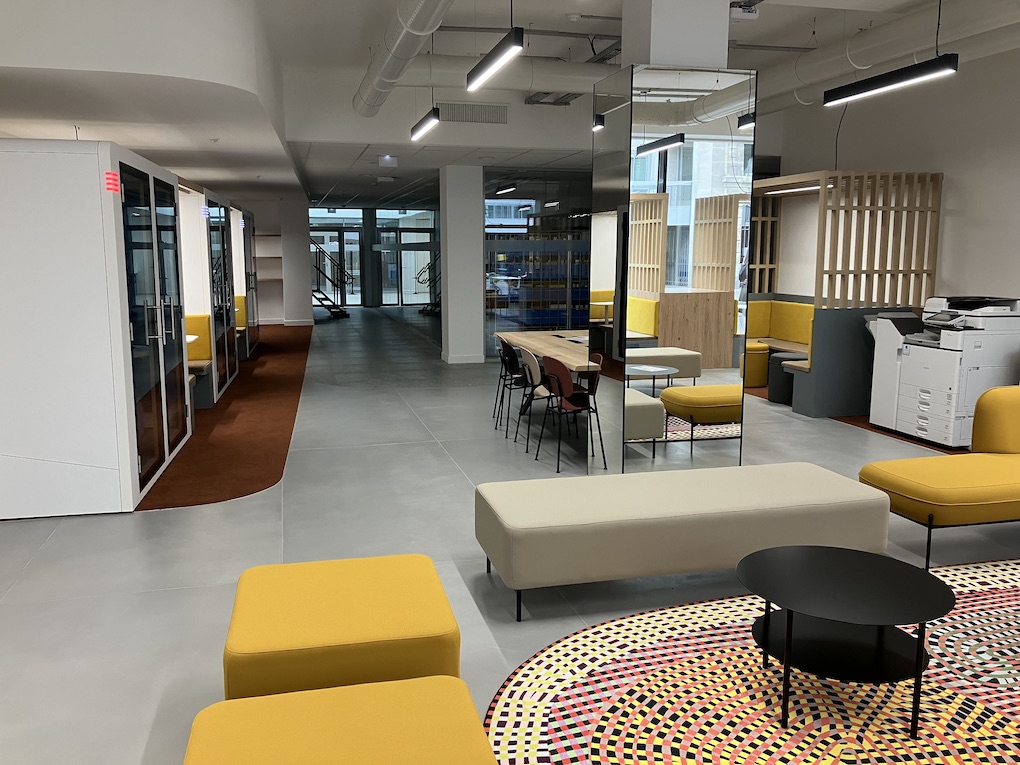 Rez-de-chauss&eacute;e et accueil r&eacute;nov&eacute;s du centre de gestion AG2R &agrave; Paris