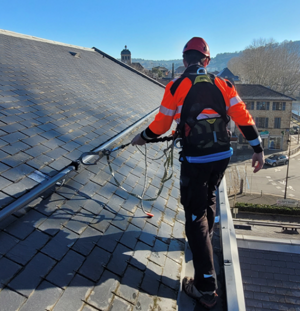 Figeac (Lot), un professionnel intervenant en maintenance sur la toiture du palais de justice