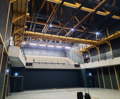 Dispositif acoustique (panneaux pleins bois, fibre de bois, panneaux perforés) salle de spectacle de La Cartoucherie, Toulouse