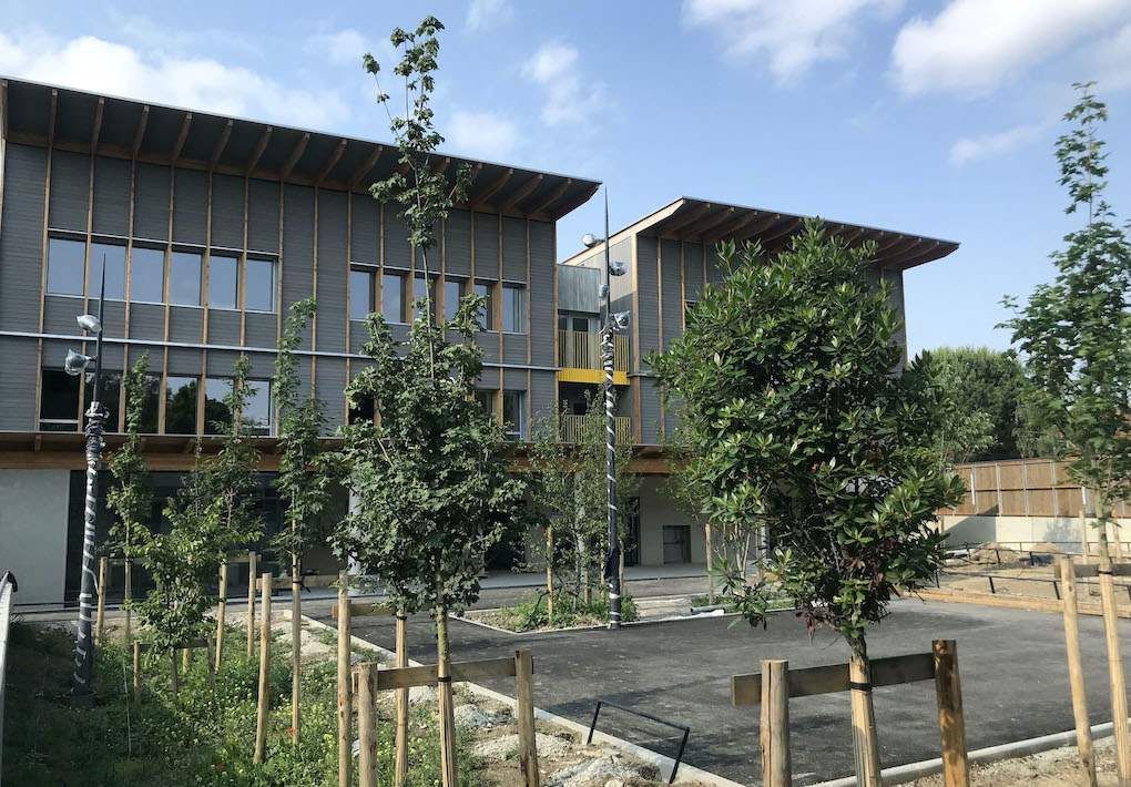 Façade principale et cour végétalisée, école Emilie-du-Châtelet, Toulouse