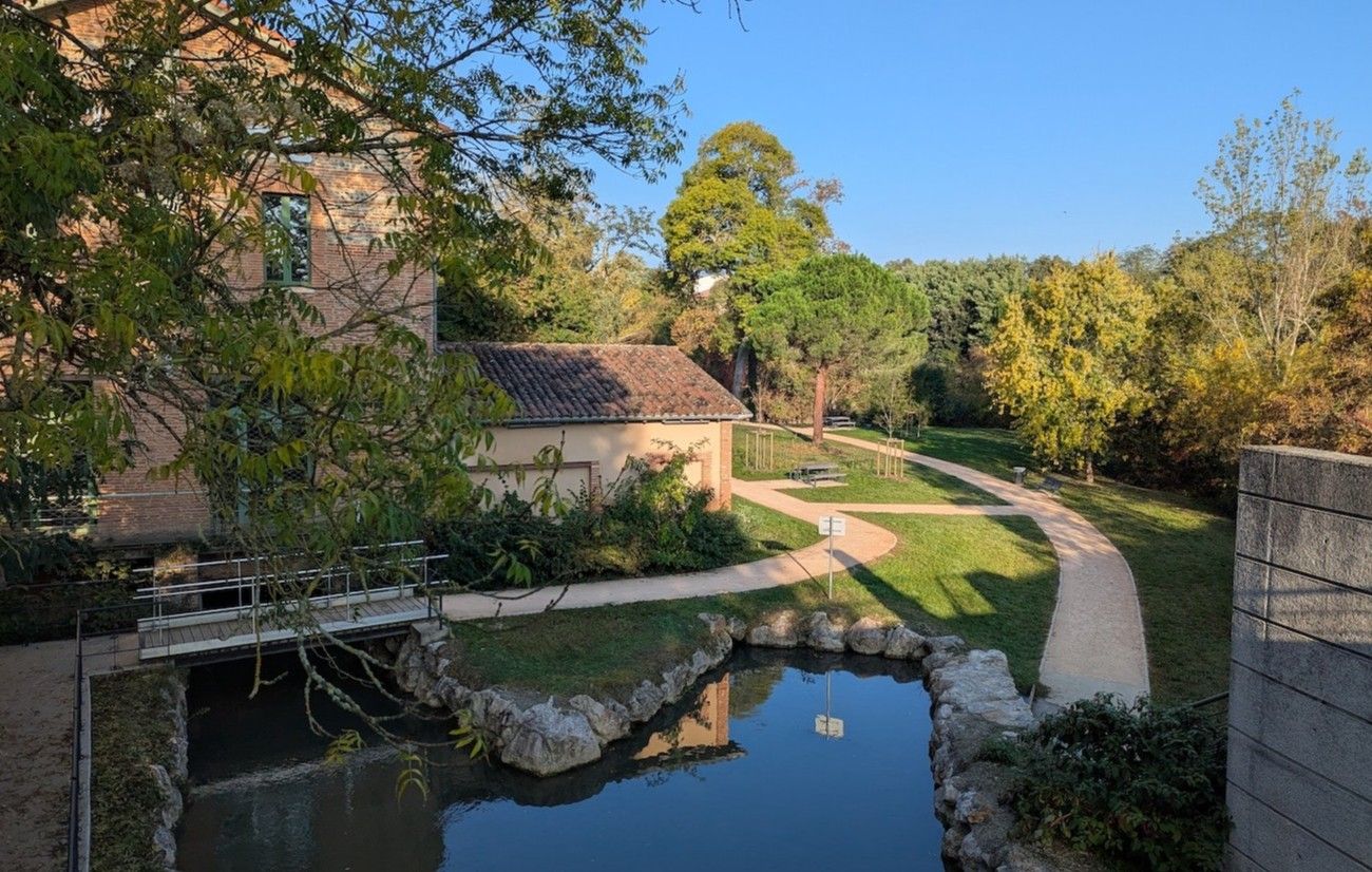 Muret (Haute-Garonne), aménagement urbain: l’écrin de verdure des berges de la Louge.